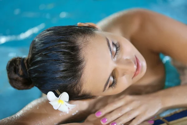 Mujer en la piscina — Foto de Stock