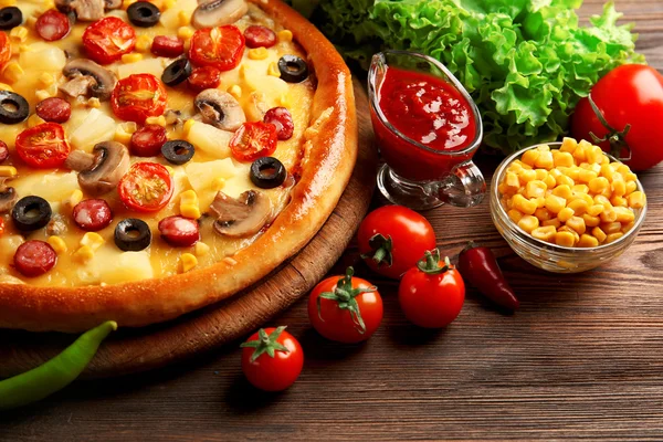 Pizza deliciosa com legumes e carne, close-up — Fotografia de Stock