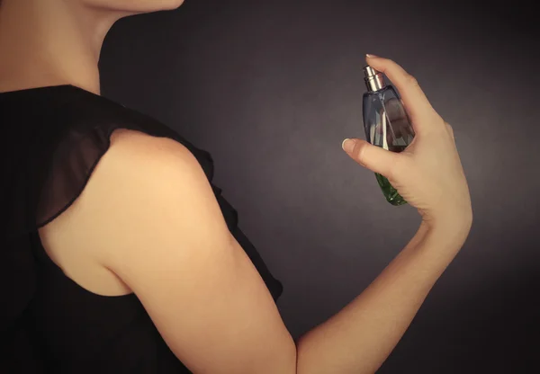 Žena aplikující parfém — Stock fotografie