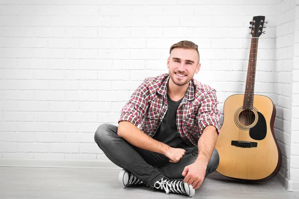 Joven músico con guitarra — Foto de Stock