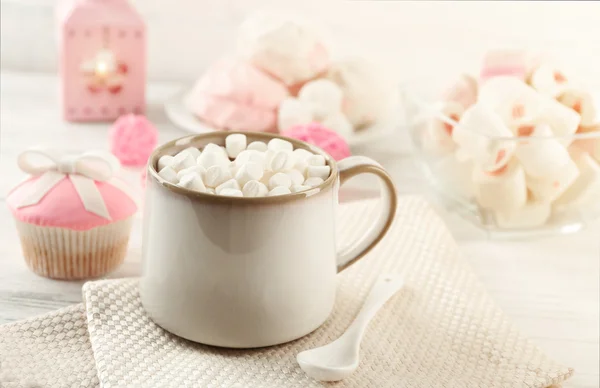 Heiße Schokolade mit Marshmallow — Stockfoto