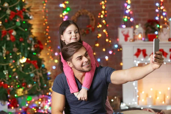 Hermano y hermana pequeña en el sombrero de Santa —  Fotos de Stock