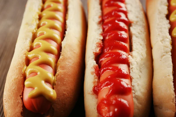 Hot dog freschi con salsa — Foto Stock