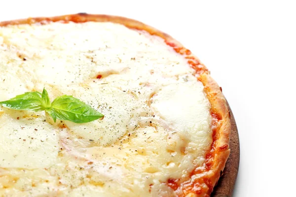 Pizza llena de queso sobre tabla de madera aislada sobre fondo blanco, de cerca — Foto de Stock