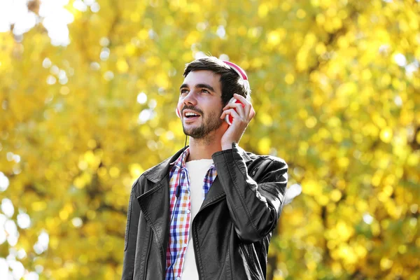 Homem ouvindo música em um parque — Fotografia de Stock