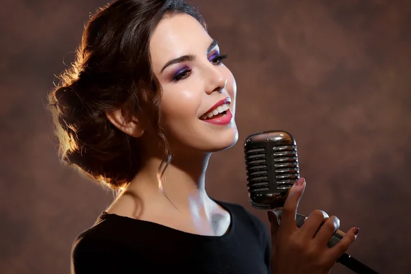 Beautiful woman singing — Stock Photo, Image