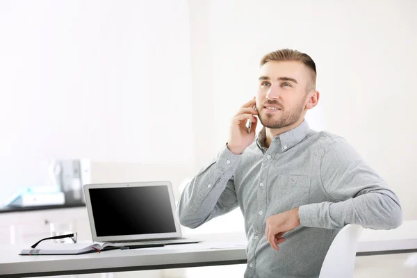 Uomo d'affari che lavora con il computer portatile — Foto Stock