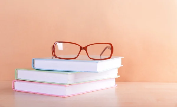 Pile de livres et de lunettes — Photo