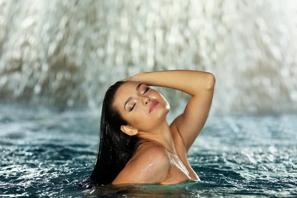 Donna in piscina — Foto Stock