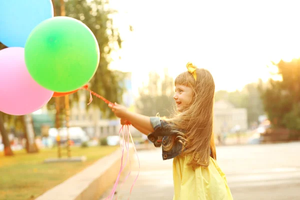 Liten flicka med ballonger — Stockfoto