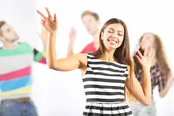 Adolescente Fille Danse Avec Ses Amis Sur Fond Blanc — Photo