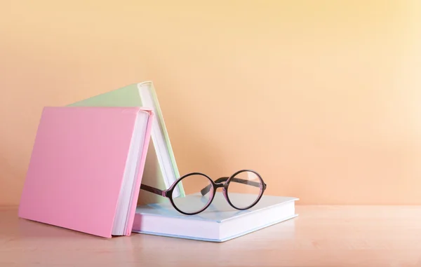 Bücher und Brillen auf dem Tisch — Stockfoto