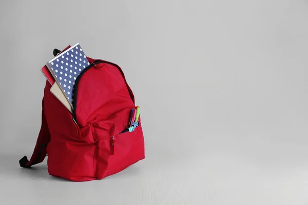 Okul malzemeleriyle dolu sırt çantası. — Stok fotoğraf