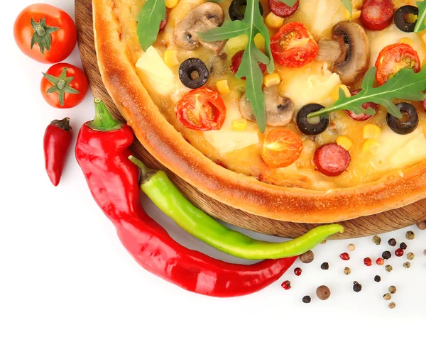 Deliziosa pizza con verdure, isolata su bianco — Foto Stock