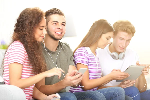 Two teenager couples listening to music — Stock Photo, Image