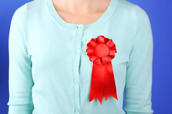 Mulher com fita premiada — Fotografia de Stock