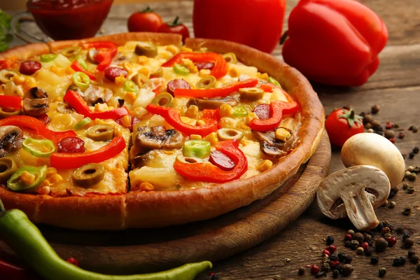 Delicious pizza ile sebze, dilimlenmiş yakın çekim