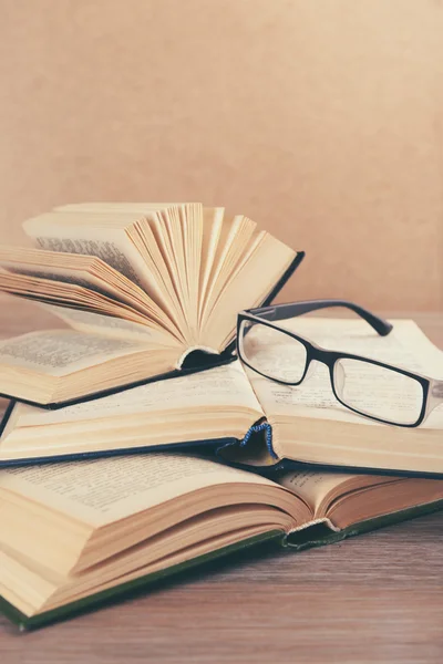 Högen av böcker och glasögon — Stockfoto