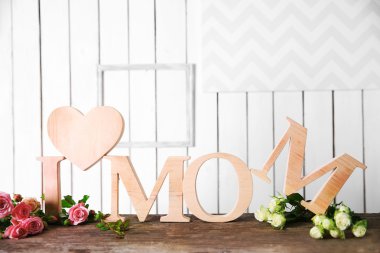 Yazıt ile kalp ve çiçek ahşap harflerin 