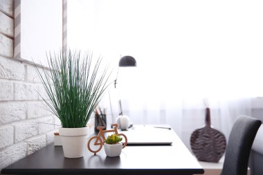 Çalışma alanı ile masa üstünde laptop 