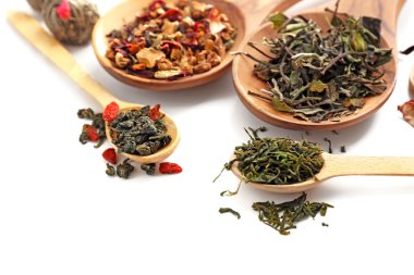 Tahta kaşıklar, üzerinde beyaz izole kuru çay farklı türde