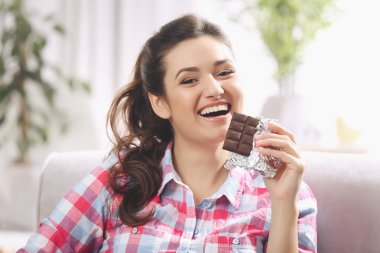 genç esmer çikolata ile