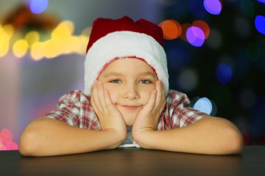 neşeli Noel Baba şapkalı çocuk