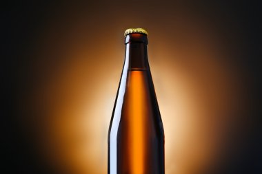 Cam şişe bira karanlık yanan arka plan üzerinde kahverengi, yakın çekim