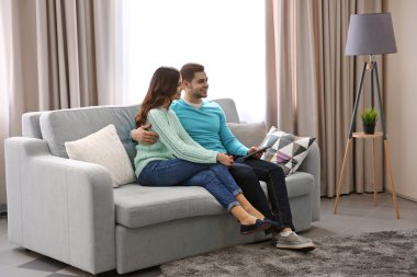genç bir çift TV izleme