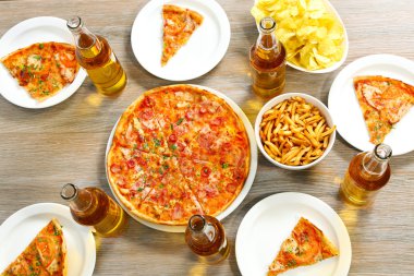 Evde pizza ve içecekler için arkadaşları ile tablo