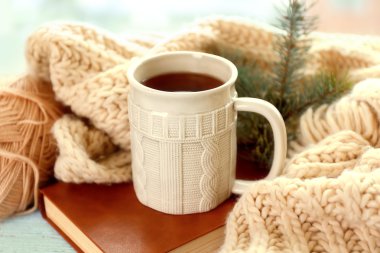 Güzel kış fincan sıcak bir içecek ile pencere kompozisyonu