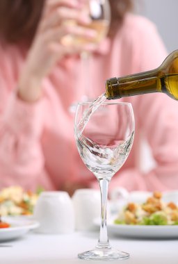 Şarap restoranda akşam yemeği