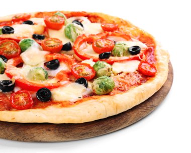 Peynir ve sebzeler üzerinde beyaz izole lezzetli pizza