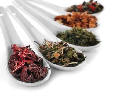 Kuru çay kaşığı beyaz izole içinde çeşitli