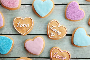 Aşk kurabiyeleri mavi ahşap masa arka plan üzerinde ürün yelpazesine