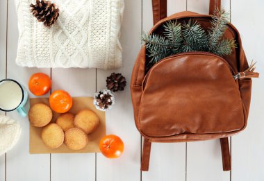 Kahverengi sırt çantası ile Noel kompozisyon