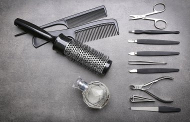 saç tarak ve parfüm ile ayarla