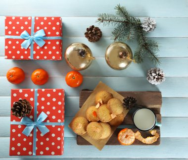 Noel hediye kutuları, kurabiye ve süslemeleri üzerinde mavi bir tablo ile kompozisyon