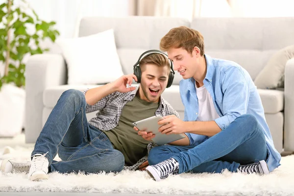 Two teenager boys listening to music — Stock Photo, Image