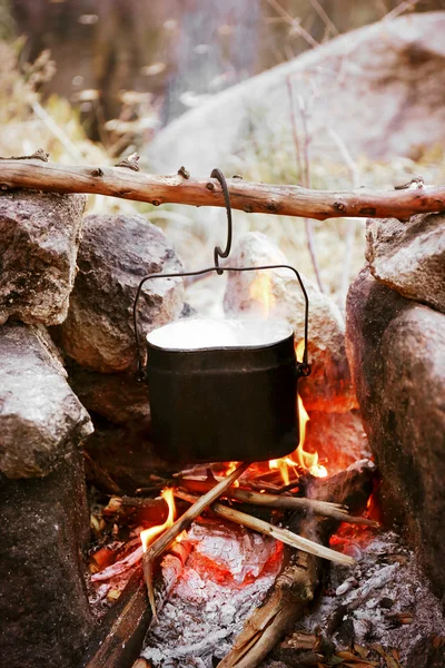 Wasserkocher hängt über dem Feuer — Stockfoto