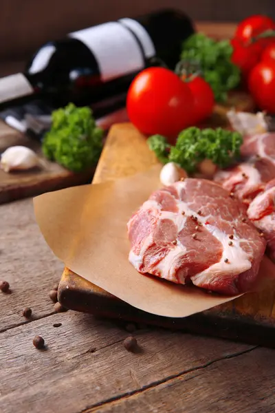 Marmoriertes Rindersteak und Gewürze auf Holzgrund — Stockfoto