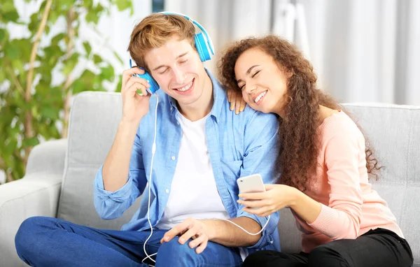 Teenager couple listening to music — Stock Photo, Image