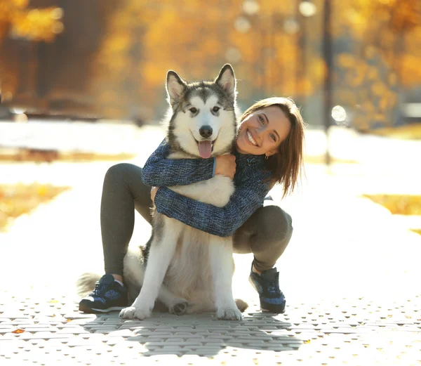 公園で犬と歩く女性は — ストック写真