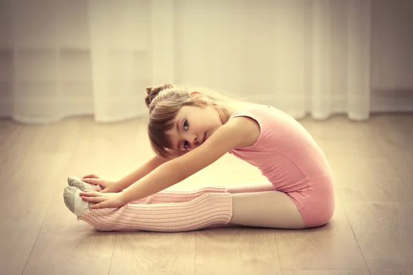 Schattig meisje in roze leotard — Stockfoto