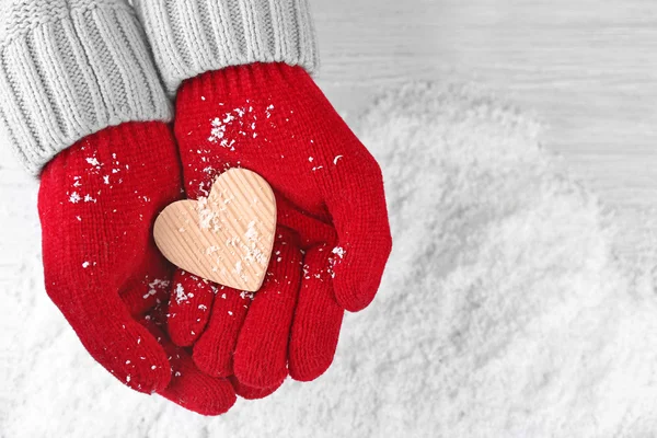 Handen in warme rode handschoenen — Stockfoto