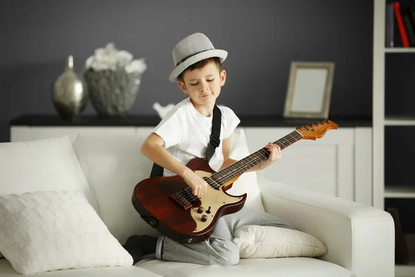 Niño tocando guitarra —  Fotos de Stock