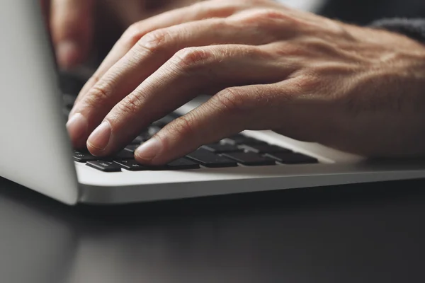 Handen typen op laptop — Stockfoto