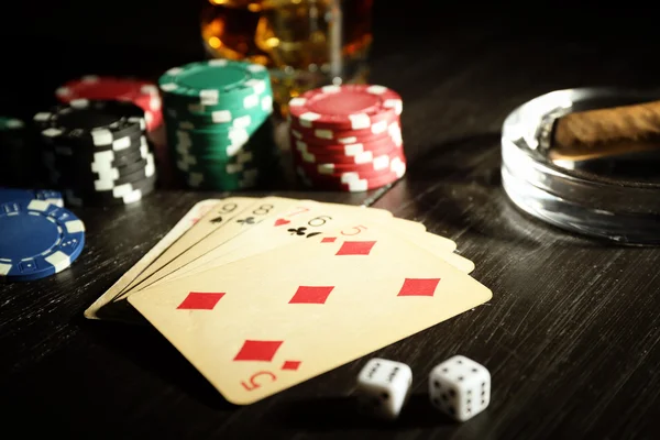 Poker z karty i frytkami — Zdjęcie stockowe