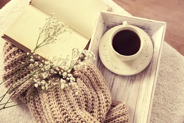 Kompozycja z filiżanką herbaty i otworzył książkę na stolik w pokoju, z bliska — Zdjęcie stockowe