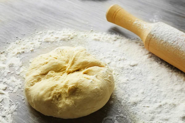 La masa fresca preparada sobre la tabla de madera, se acercan — Foto de Stock